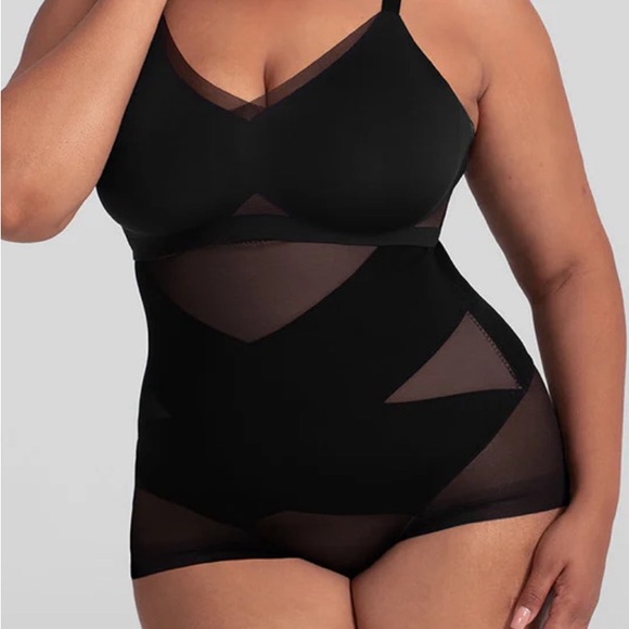 COPY -nude Shapewear Bodysuit with Sheer Panels and Structured Cups - Picture 3 of 16